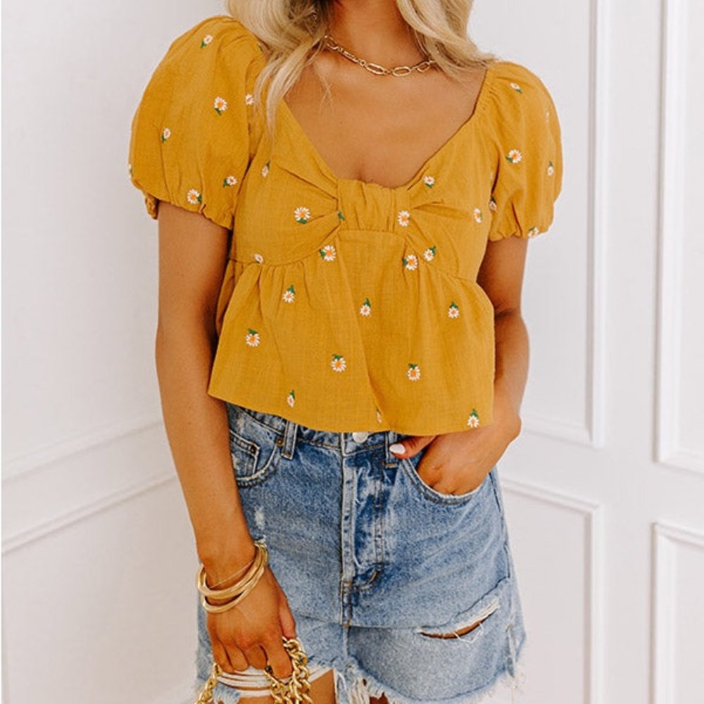 Floral embroidered top size MEDIUM NWT